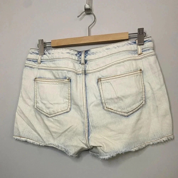 💚 Liquid - distressed Jean shorts - size 8 - Picture 2 of 4